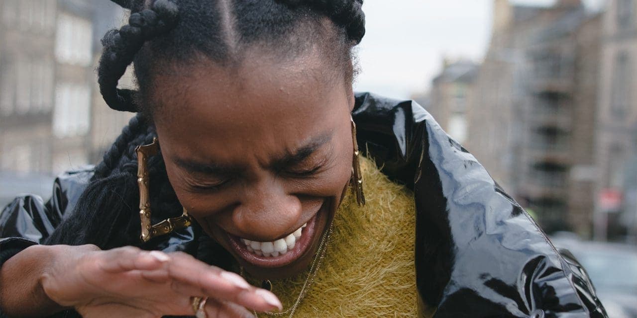 una mujer se ríe a carcajadas